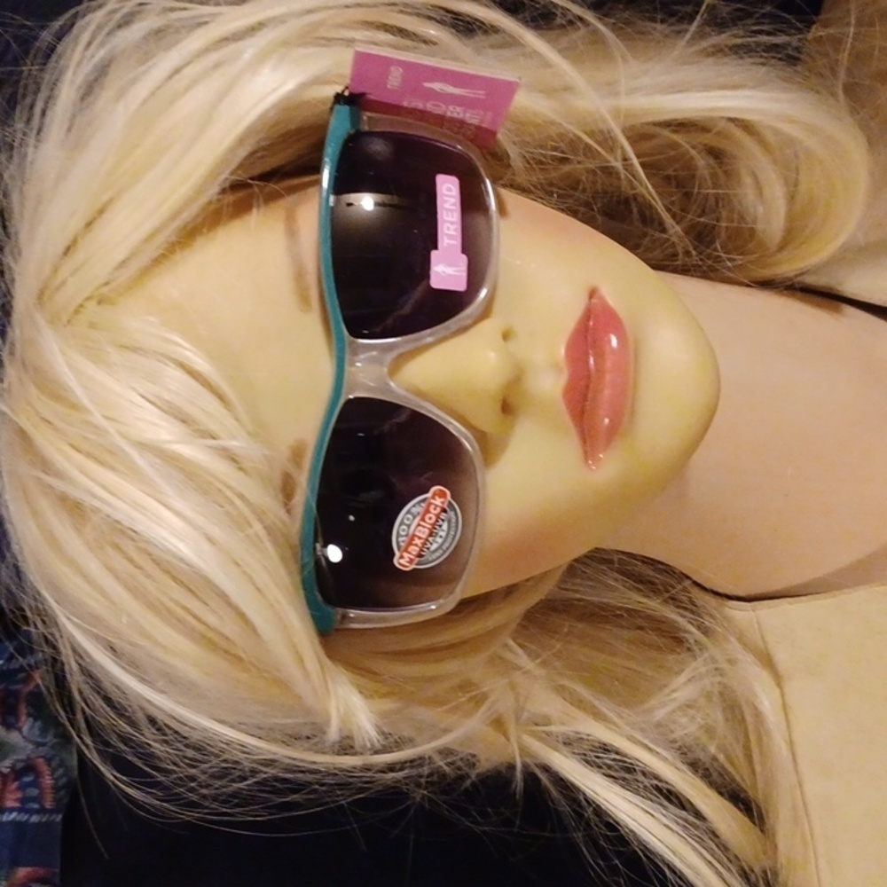 NWT - Foster Grant Luxury Fashion Sunglasses Trend - Green